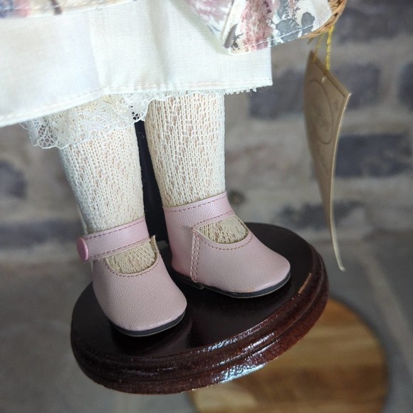 Elizabeth Gray Vintage Porcelain Doll Brunette 16" Floral Dress Parasol Basket - Picture 9 of 16